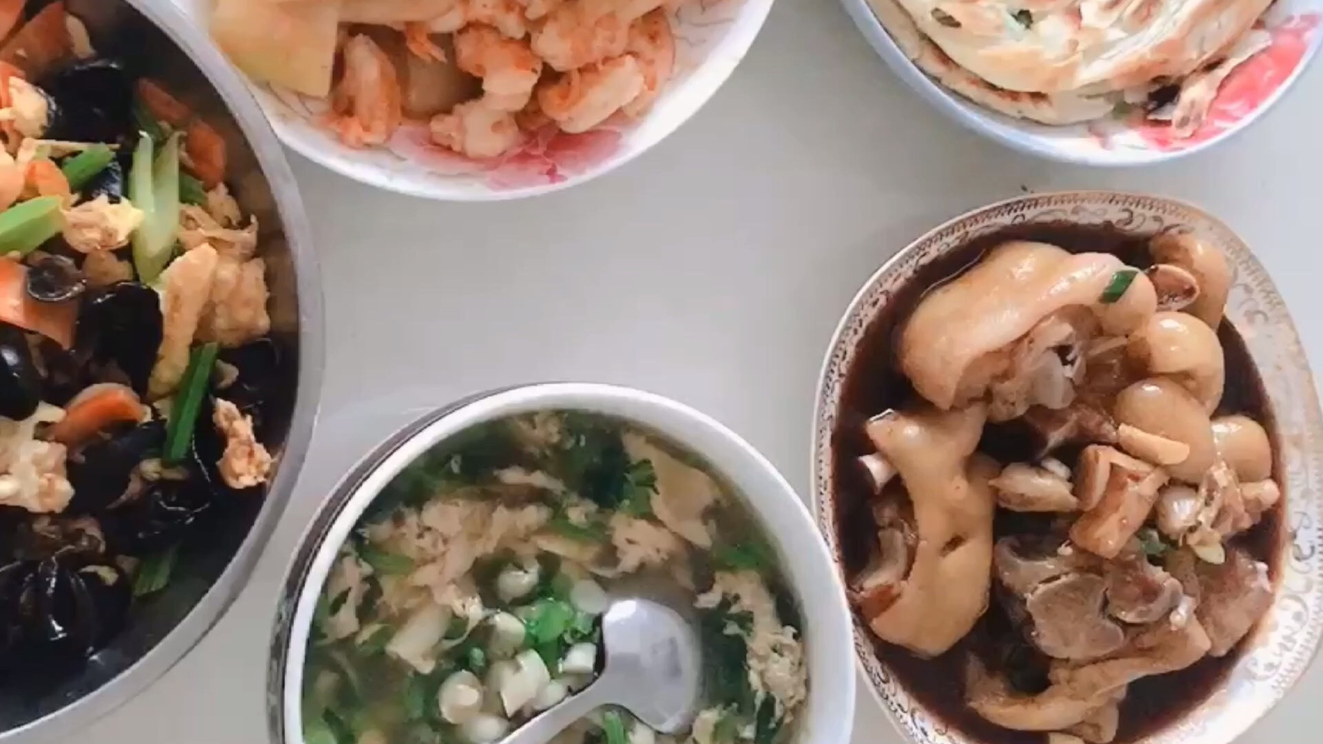 猪蹄汤怎么做好喝又下奶!怎么做最有营养,不油腻无怪味,汤白味美!月子里常喝的猪蹄汤的不一样