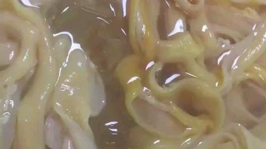 四川火锅主打菜品:冻鹅肠的制作流程,成品展示[心]