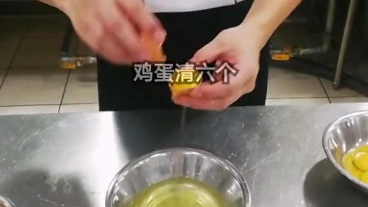 看看大厨手里做出来的美食,纸包虾!