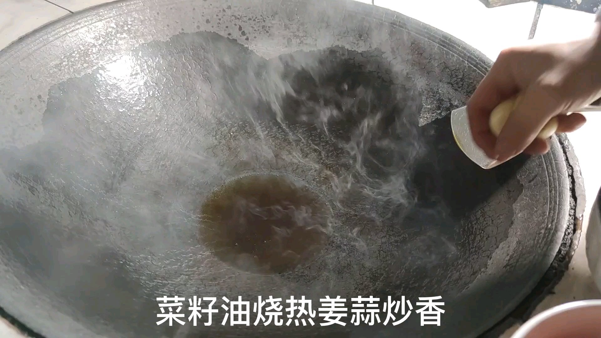 芋儿鸡,柴火鸡 主料:跑山鸡1只 辅料:芋仔,或青笋条,红萝卜等 调味料:毛血旺料500克