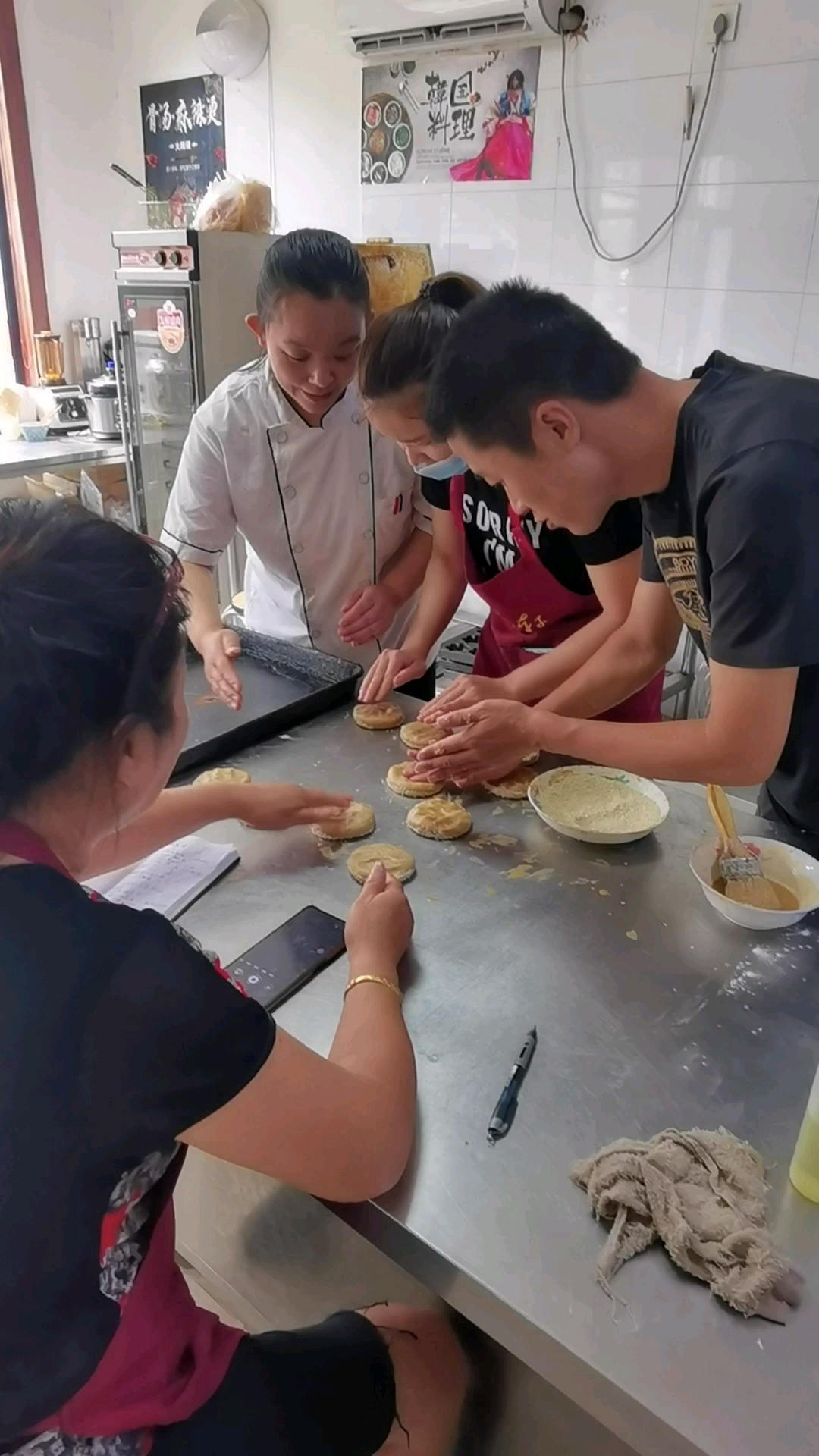 老北京芝麻酱烧饼技术培训班! 【学员作品·老北京烧饼???? 】  老北京烧饼学员们实操 麻酱烧