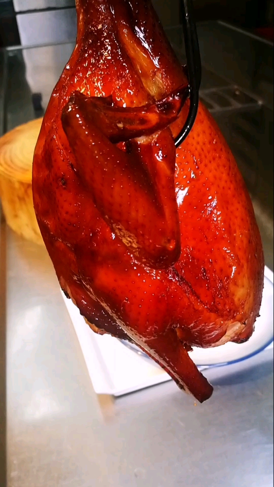 广式烧腊培训 #烧腊培训# 酥香多汁的吊烧鸡准备好了,啤酒在哪?#美食#