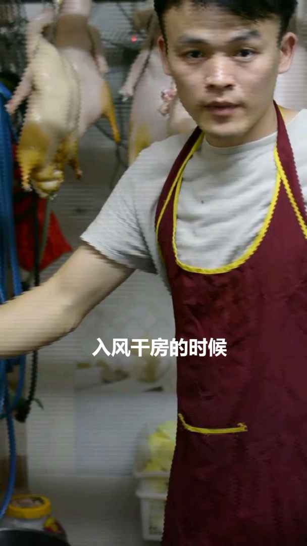 今天分享什么呢,还是问大家一个问题吧,很多人在烧鸭烧鹅入风干房的时候,给腿部涂一些老抽,也