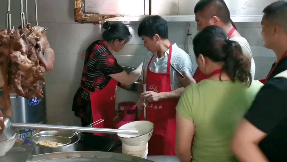 发羊肉汤已经卖完了,水城羊肉粉油辣椒整起