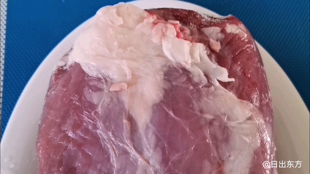 #vlog记录生活# 牛里脊好吃的做法: 青椒牛柳  材料:  牛里脊肉200克.青椒一根
