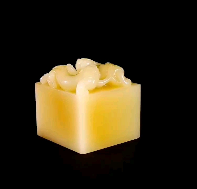 菜花青田,又名青田菜花黄,水渍黄、金丝黄、金包银等。此石刚出产时,呈青、白等浅色,经时光洗