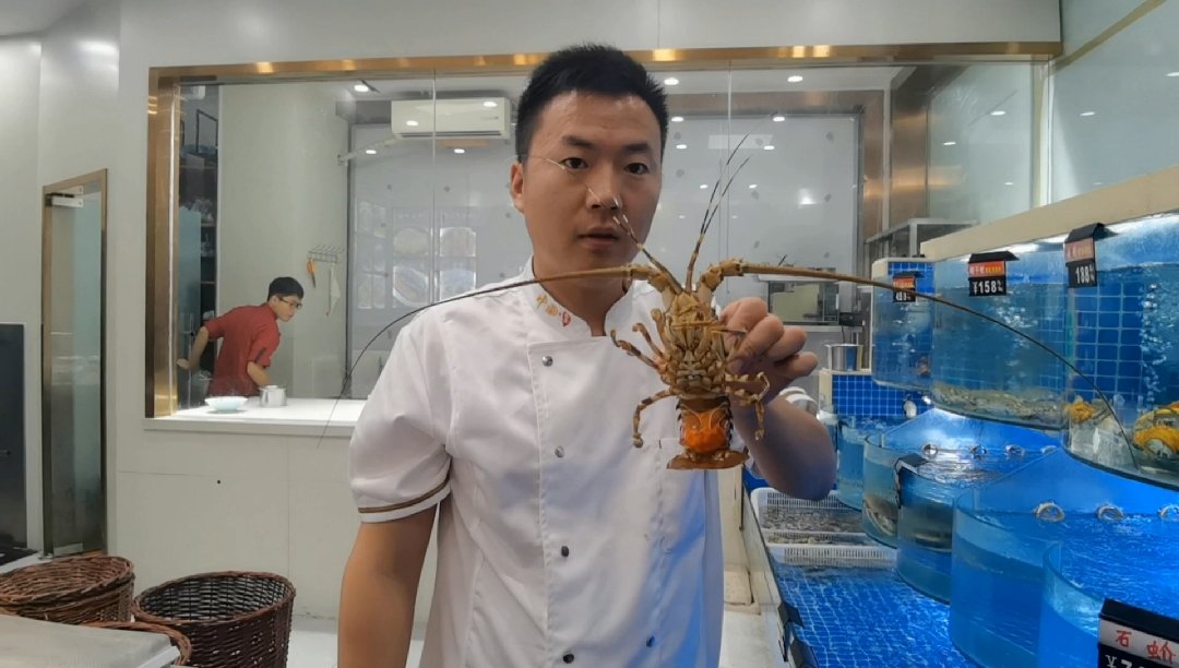 #海鲜美食# 小青龙这样做,鲜嫩多汁肉Q弹,大厨分享道小青龙蒜蓉蒸的做法,教程详细