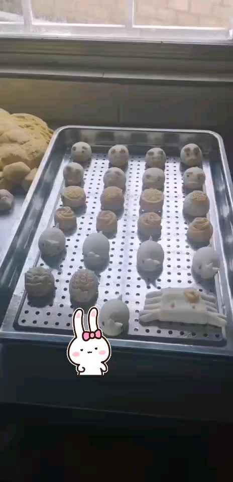 幼儿园的早餐,小动物馒头配上排骨粥,小朋友们特爱吃[大笑]