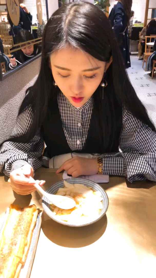 甜咸豆腐脑之争。南北饮食差异还是很大的,北方人表示吃不惯这个甜味的豆腐脑