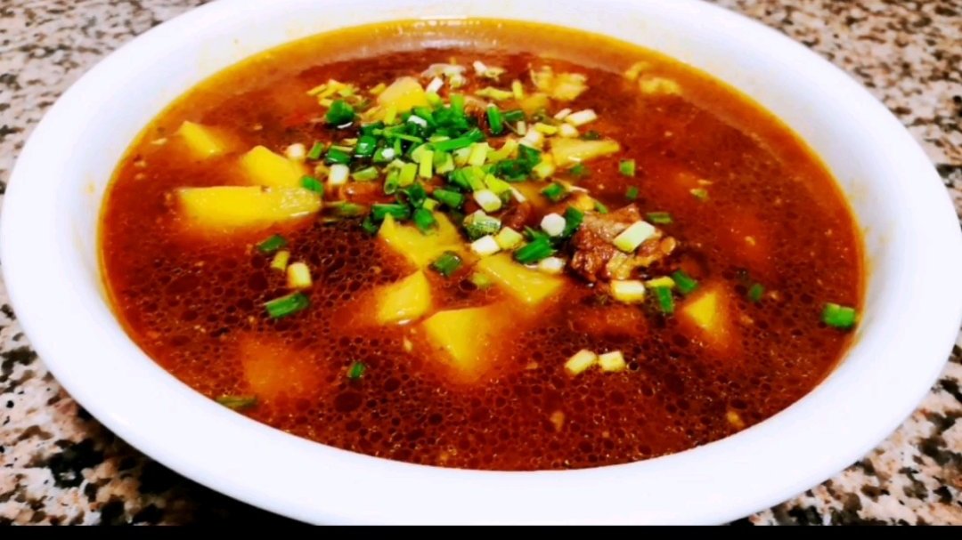 土豆炖牛肉家常做法,简单好吃,牛肉鲜美,土豆软糯,汤汁拌饭超级安逸