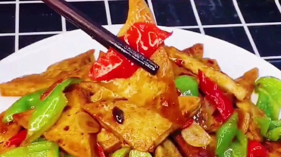#家常菜#豆腐这么红烧特别好吃,特别下饭。老豆腐改刀,切成三角形的薄片,油热下入豆腐小火慢