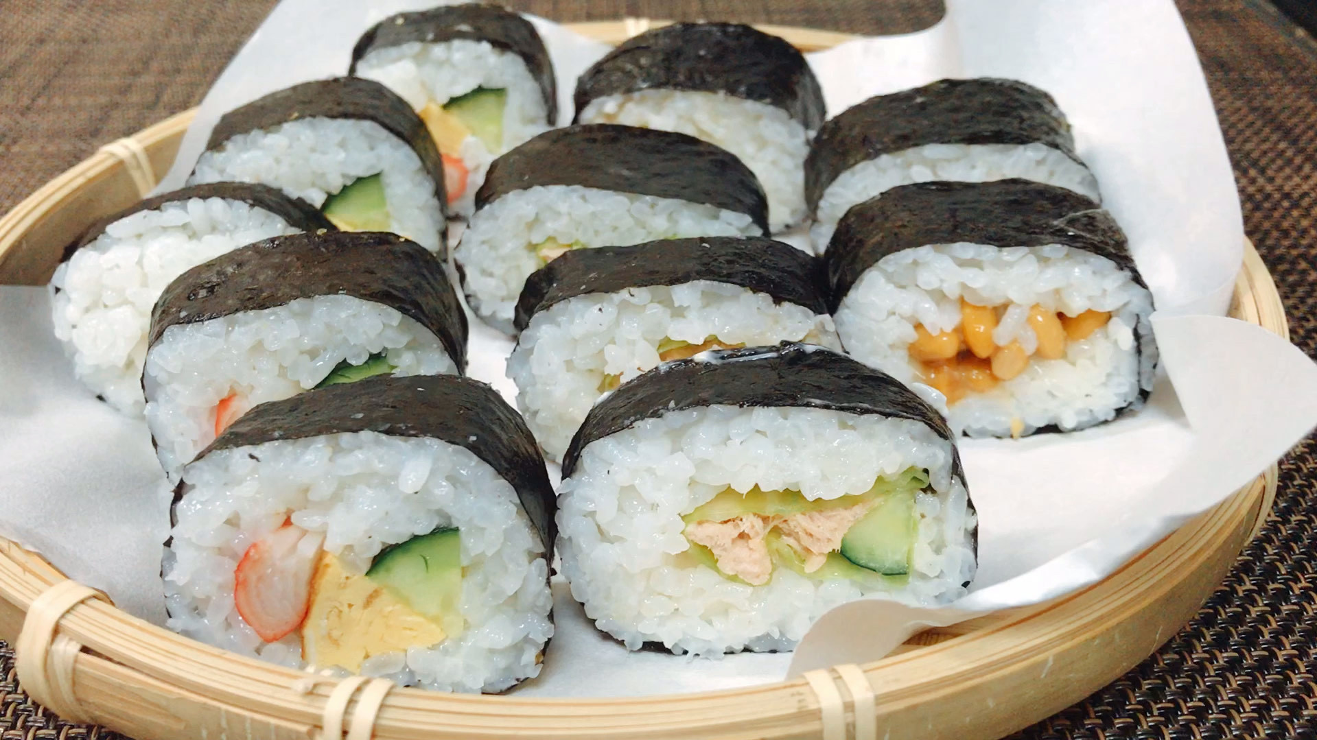 手卷寿司,蟹棒,金枪鱼,纳豆三种口味。