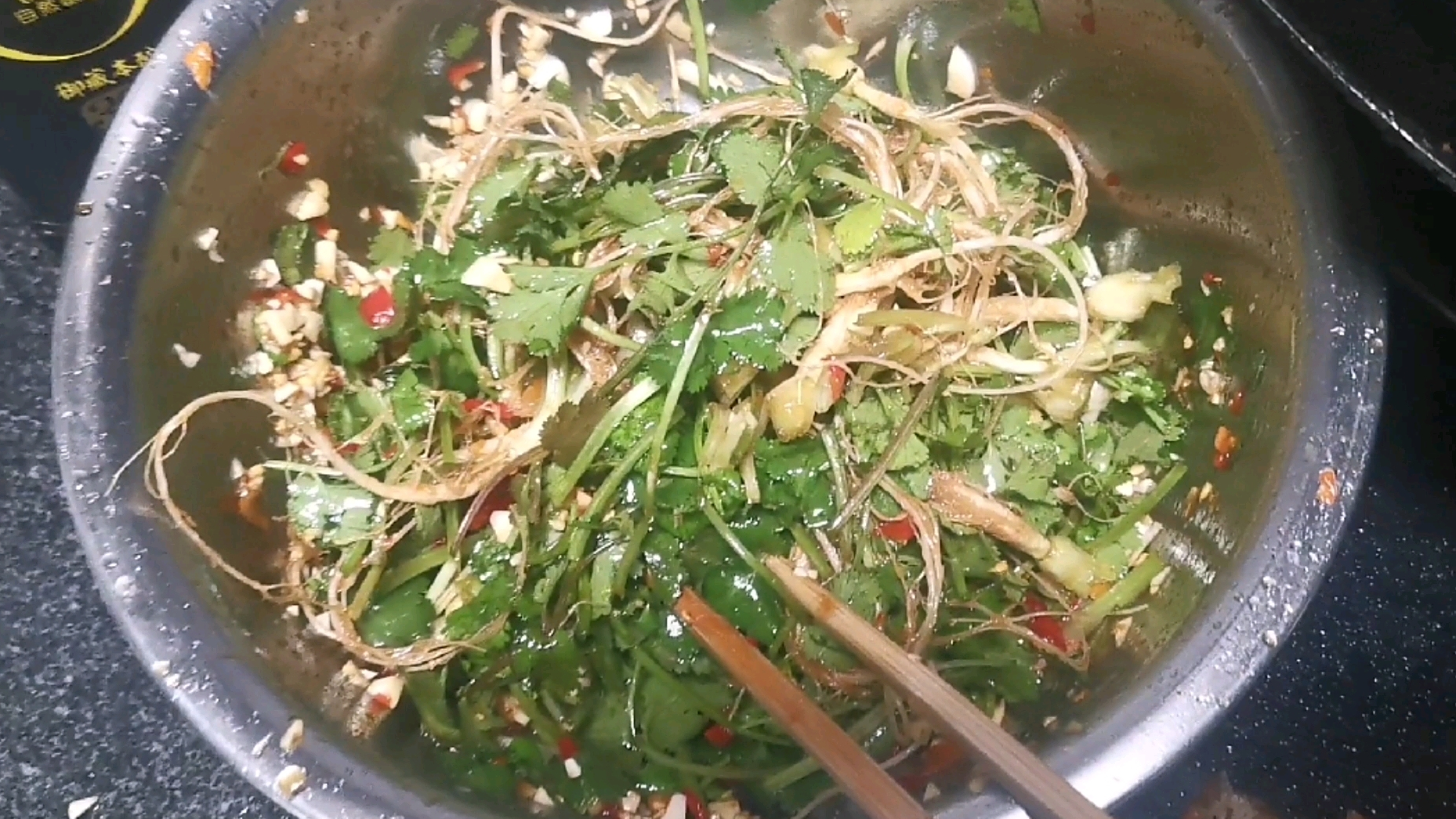 #亮出你的好厨艺# 天气慢慢热起来了,凉拌盐荽菜可以上桌了
