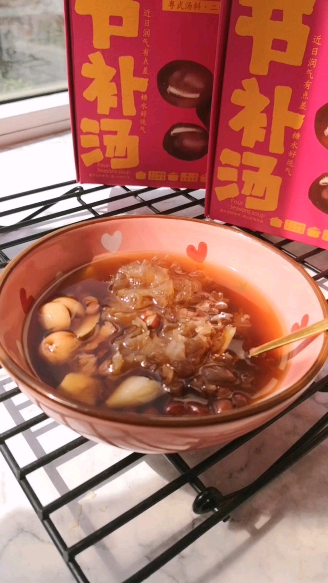 #潮级玩家# 夏天太热,来碗解暑有好喝的营养糖水吧。做法也不难,一看就会,但要好喝别忘记要