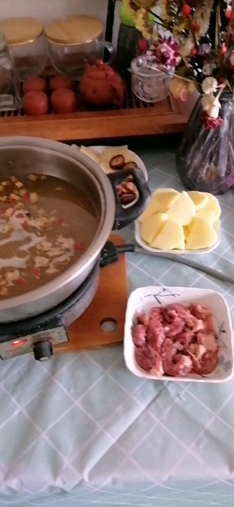 今天就吃一餐饭:火锅 ​食材:海底捞三鲜火锅底料,小白菜,胡萝卜,土豆,恰玛古,油豆皮,香