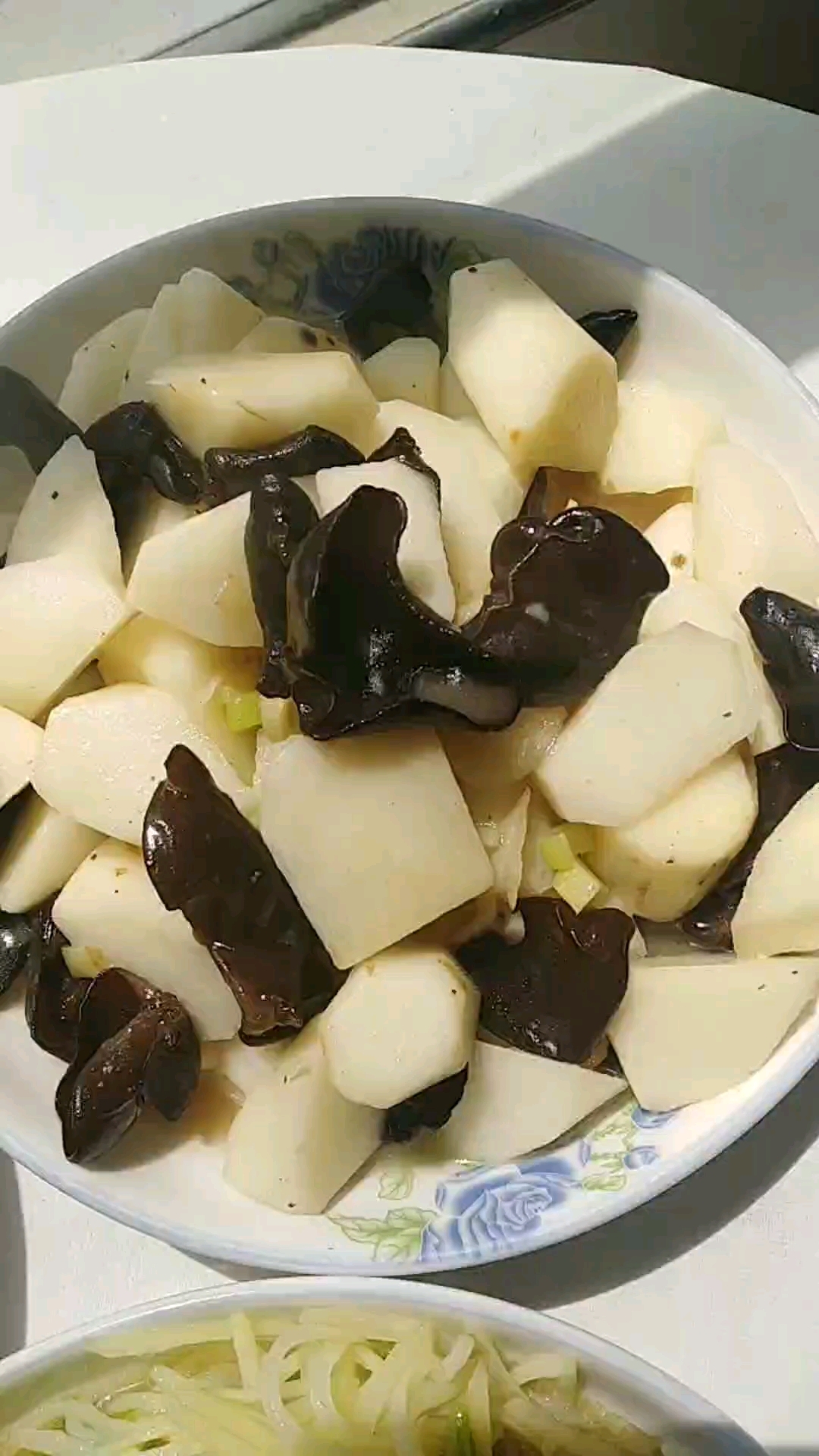 今午餐   酸辣土豆丝 黑木耳炒山药 恰玛古羊肉汤