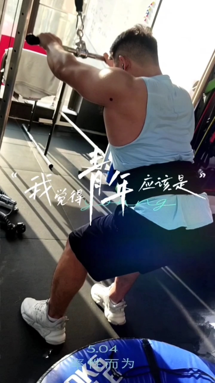 #健身技巧# 很多人都会选择分化训练,每周一个循环例如周一胸、周二背、周三腿、周四腰腹、周