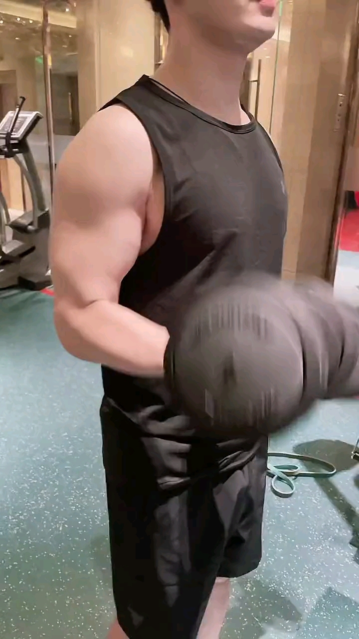 黄晓明一边健身一边秀冰墩墩妆容视频,这一身的肌肉和冰墩墩比起来好明显啊!#冰墩墩雪容融我都