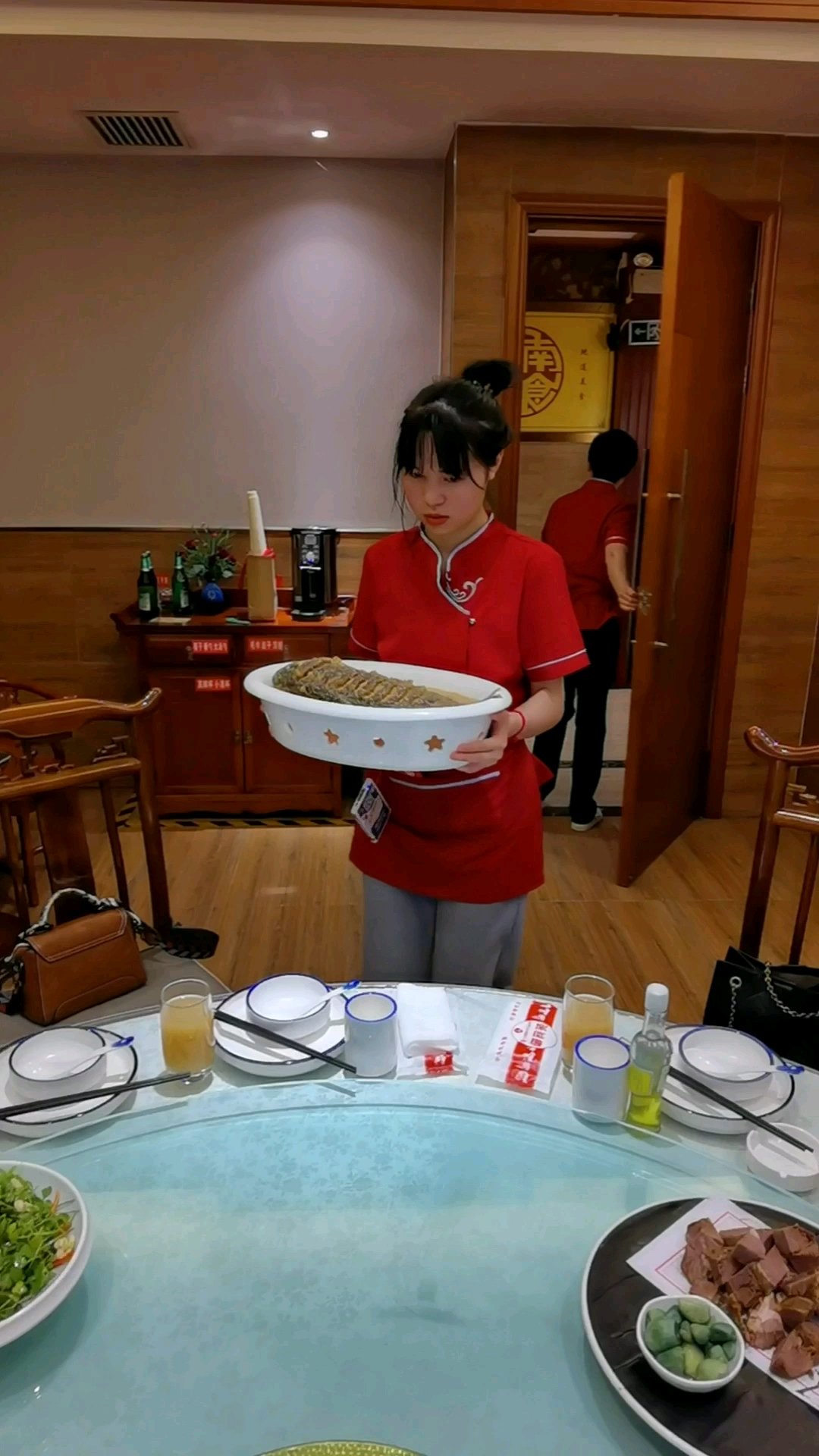 豫菜泰斗陈进长老爷子亲自坐镇指导的红烧黄河大鲤鱼,一条4斤多重才卖108块钱!#跟着权哥逛