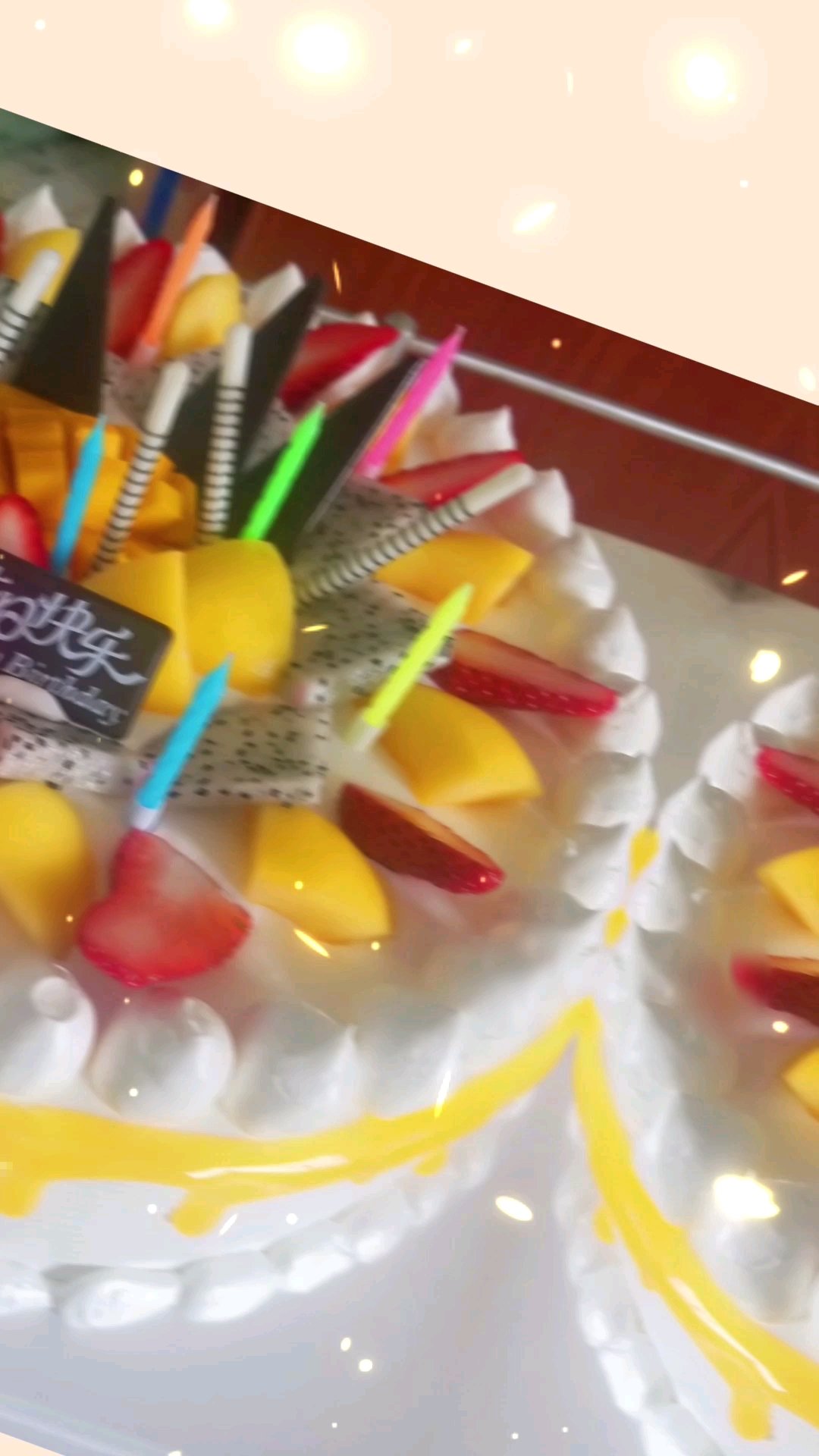 济南神康医院温馨[心]时刻:医护人员为刚入院的王女士庆祝生日[生日蛋糕][生日蛋糕]