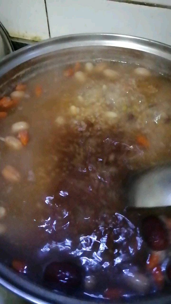 #我的每日动态#晨早起将腊八粥煮好。喊媳妇儿子起床吃饭啦