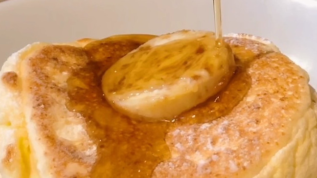 有别于时下流行舒芙蕾松饼,网红店bills特有的Ricotta松饼里清晰可见芝士粒,加上黄