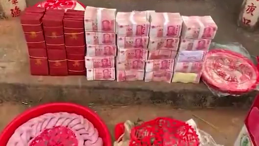 #潮州身边事# 汕头扫墓发红包 一人五百引发热议!你怎么看?[嘻嘻]