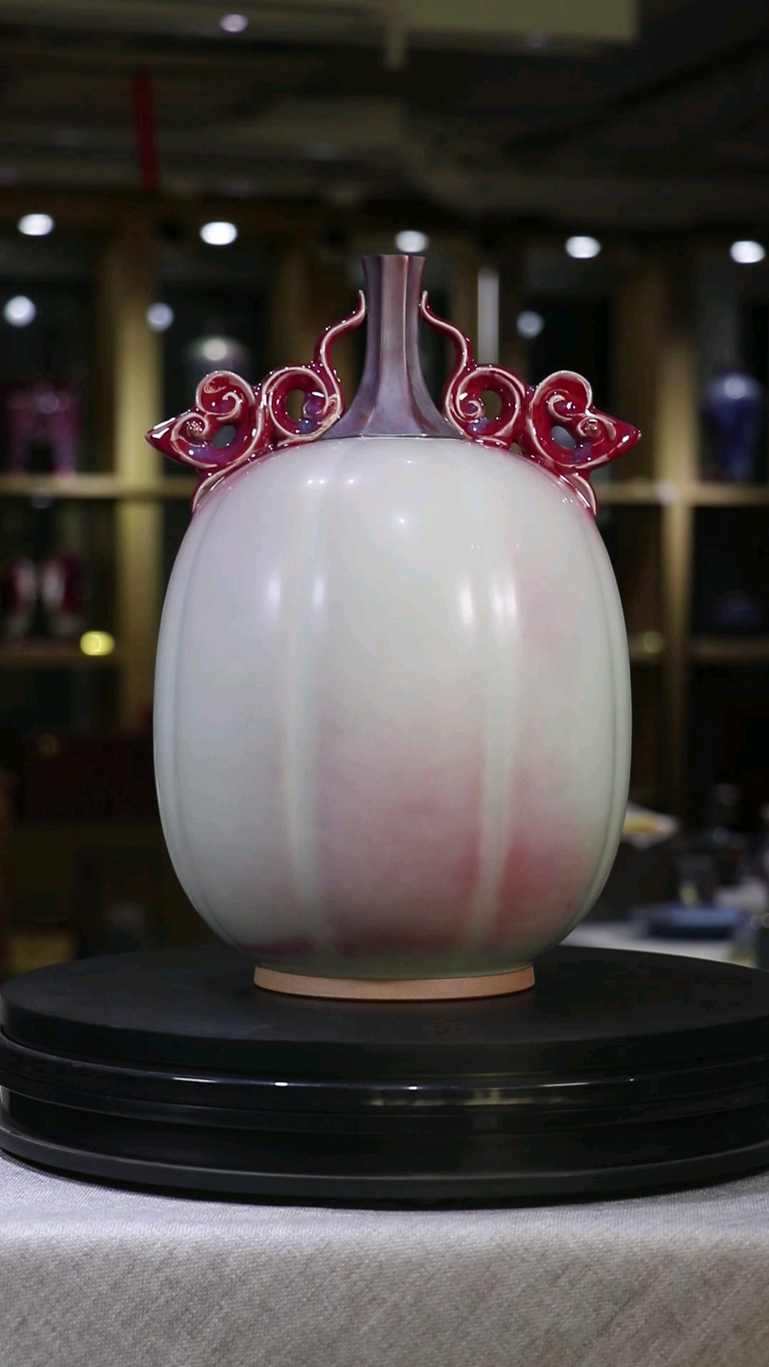  孔家钧窑庚子年贺岁作品《属你有福》为传统的瓜棱瓶,两肩饰以老鼠耳饰,造型简洁灵动。瓜腹多
