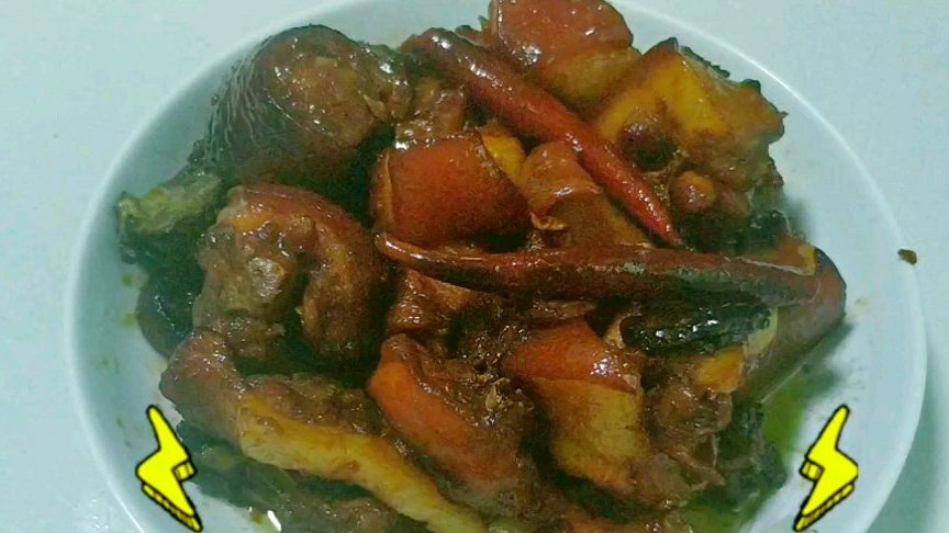 用海味烧猪尾巴,味道悠长鲜浓又是下酒下饭神器,偶尔吃点大荤在夏天补充点能量