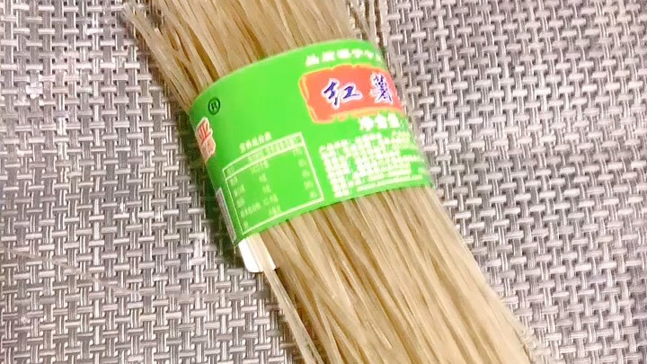 粉丝粉条的热量高吗?减肥可以吃粉丝吗?粉丝的热量是比较高的,主要还没营养!每100克340