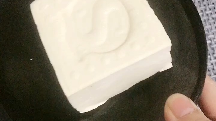 减肥可以吃豆腐吗?一块豆腐多少热量!一块豆腐大概182大卡!嫩豆腐卡路里低,老豆腐卡路里高