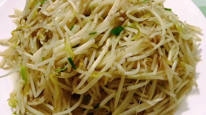 炒绿豆芽热量高吗?减肥可以吃吗?其实完全可以吃哦,500克绿豆芽才90大卡,用10克油炒,