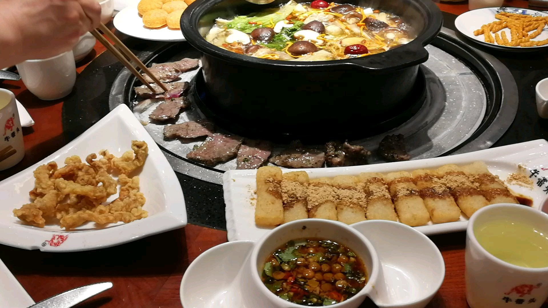 红红火火过大年:重庆美食,牛肉菌汤锅