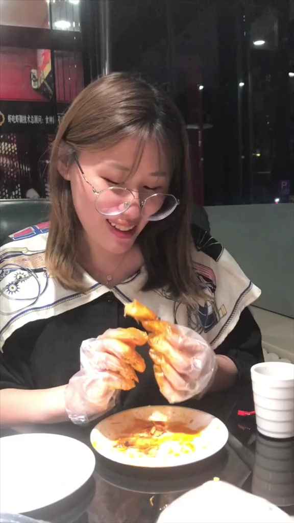 这次相亲的男生很体贴,希望每个女生都能找到给自己剥虾壳的人[没眼看][没眼看][没眼看]