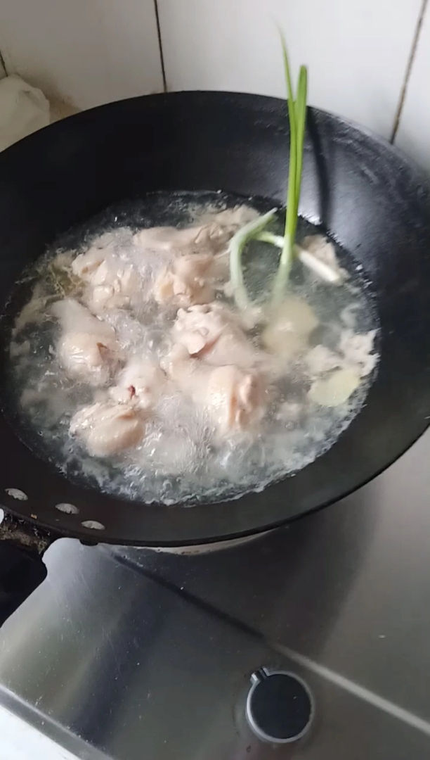 电烤箱鸡翅根做法,比油炸更健康,更美味! 准备鸡翅根8个 1洗干净的鸡翅根,用刀割几下。 