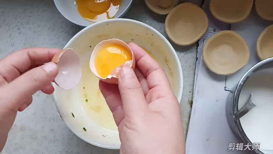 蛋挞如何做?来啦,分享一下做法吧! 1先洗干净蛋,取蛋黄,加牛奶,白糖,淡奶油!(我没有加