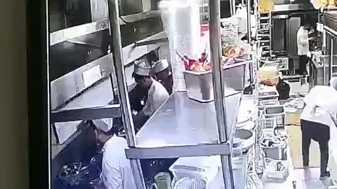 西安苏福记厨师向炒菜锅吐口水!5月10日,陕西西安,郑先生在城市立方5楼的苏福记吃饭,专门