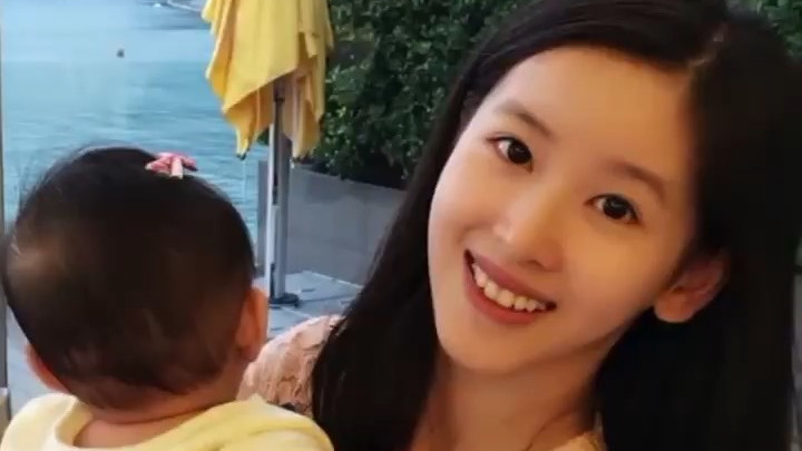 奶茶妹妹章泽天晒女儿照片感慨万千