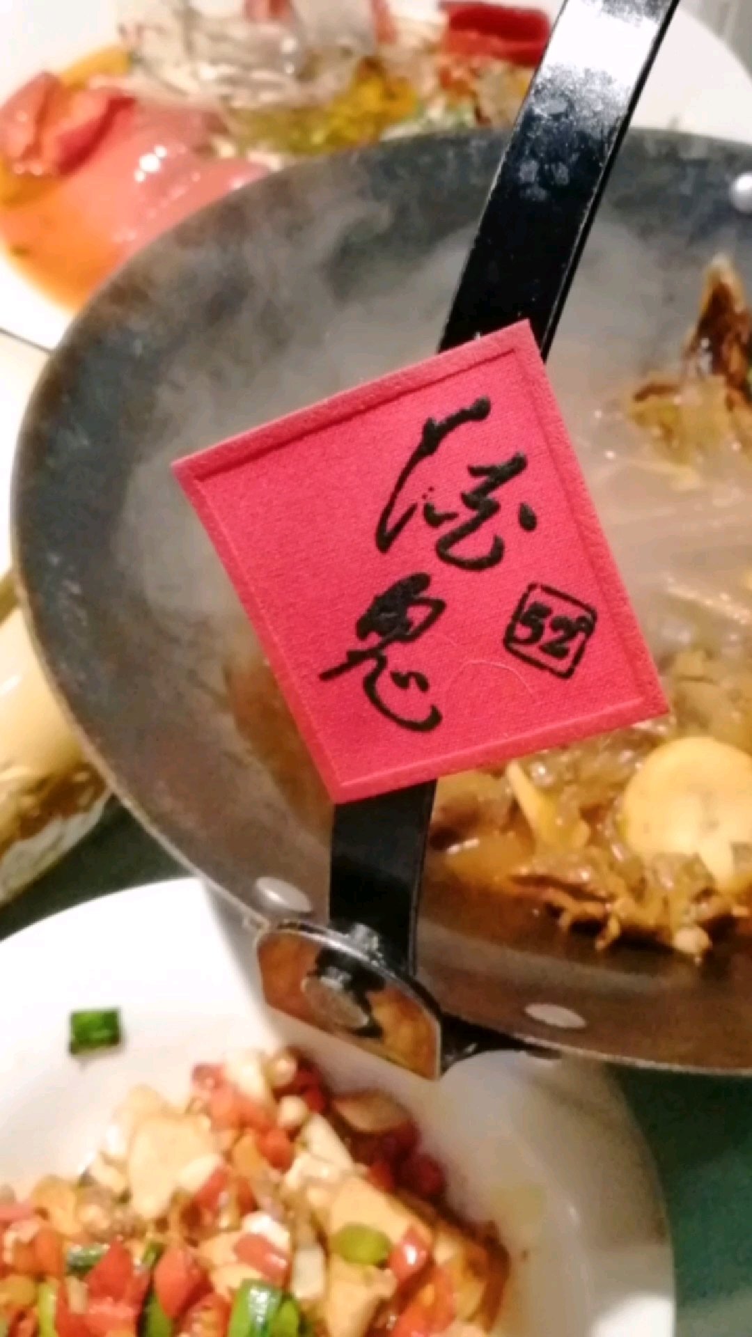 酒鬼吊锅鸭  连酒鬼都会爬到锅上瞭望!  鸭的做法与长沙钱粮湖土鸭,毛家饭店的将军吊锅鸭做