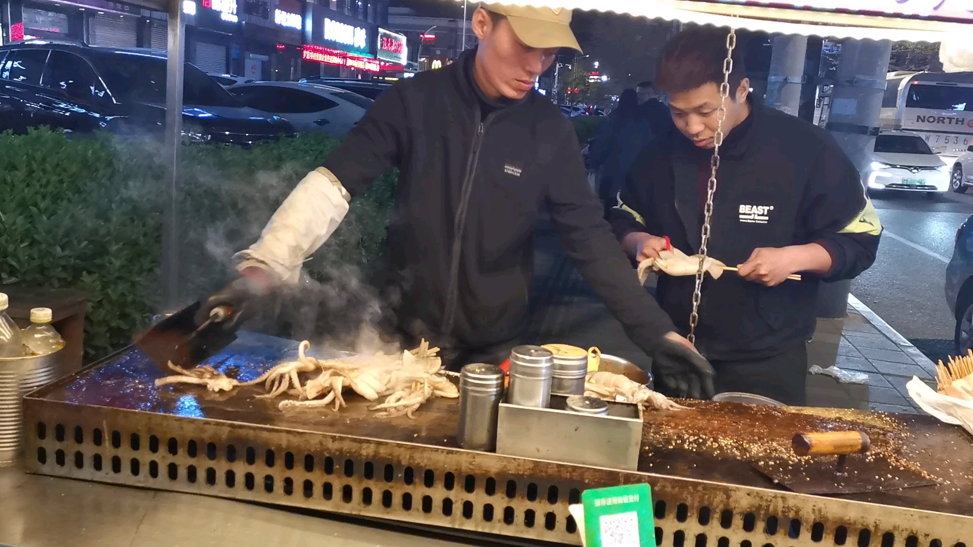 铁板鱿鱼看这个火候 就知道鲜嫩好吃美美哒!