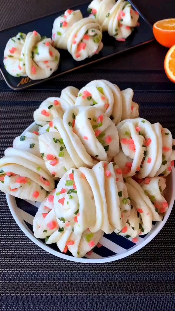 #宅家变大厨#最近大家喜欢做面食,今天分享葱花火腿肠花卷给大家