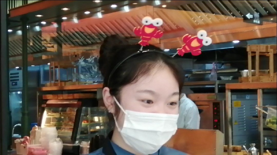 还是忘不了端午节假期,那家餐馆门口站着的,戴着小龙虾卡通发卡的小服务员。单纯一脸稚气,眼睛