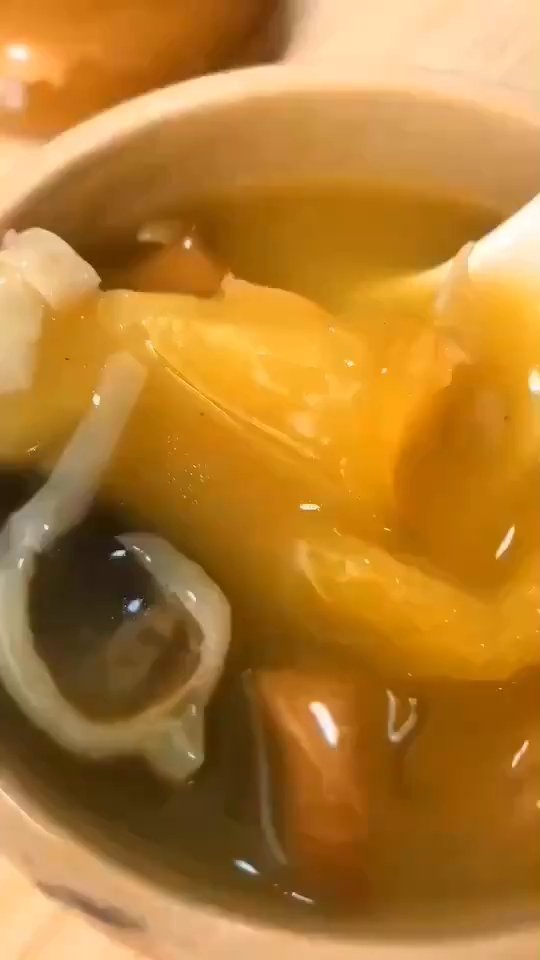 佛跳墙,送礼上档次  食材:鱼翅、鱼胶、鲍鱼、海参、蹄筋、干贝、螺片、长白山滑菇。  一箱