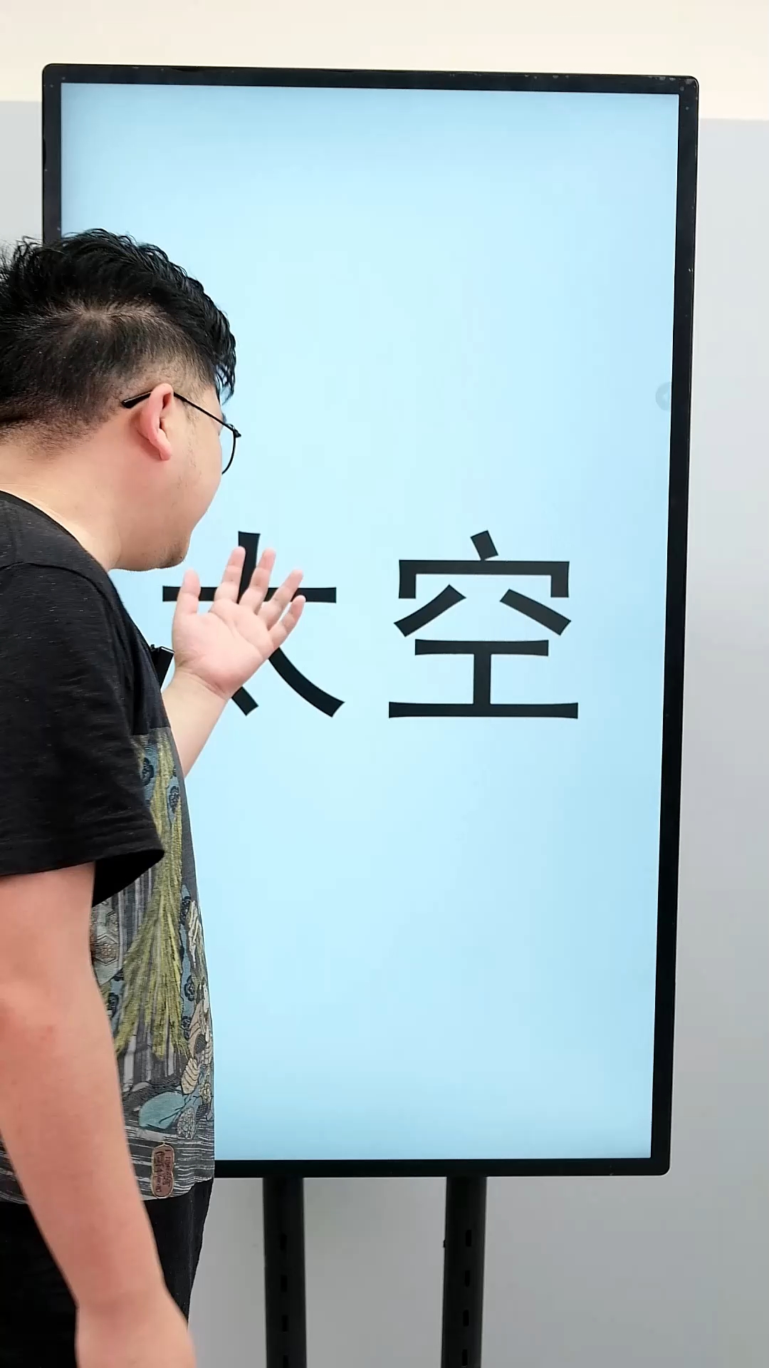 这款太空蛋糕的logo你们喜欢第几版?#logo设计 #创意 #商标设计