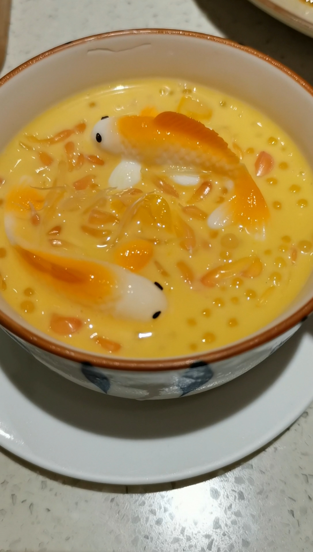 郑州美食 北角秀味锦鲤椰冻,小鱼太可爱,有点不舍得吃啦[偷笑]#跟着猫妹逛吃郑州#郑州日记