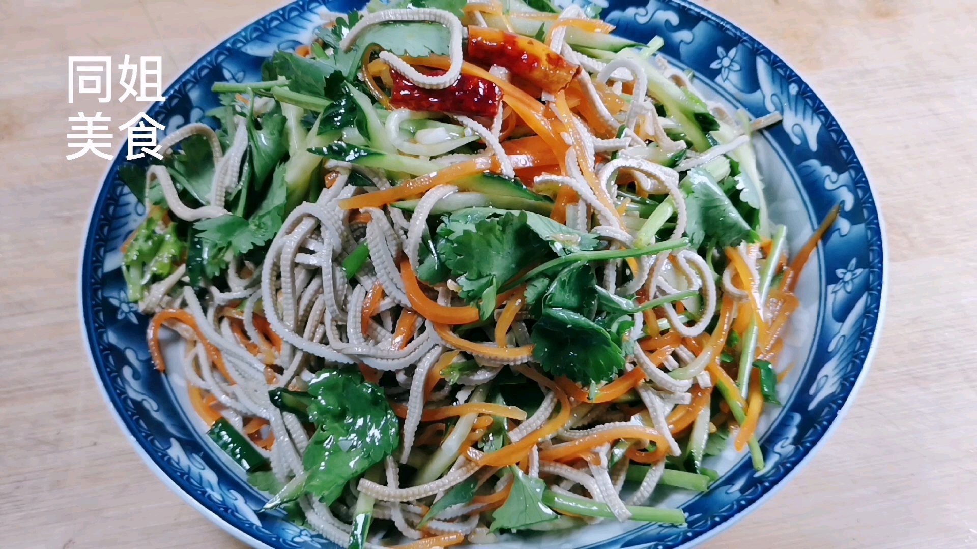 #美食# 豆腐丝搭配这2样食材,味道独特,连做3份都吃光了,家人都说没吃够 今天我们从超市