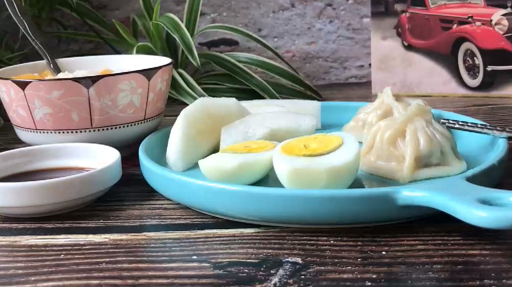 今儿的早餐:梨子???? + 水煮蛋????+ 小笼肉包???? +燕麦红薯粥????#益想不到的早餐#