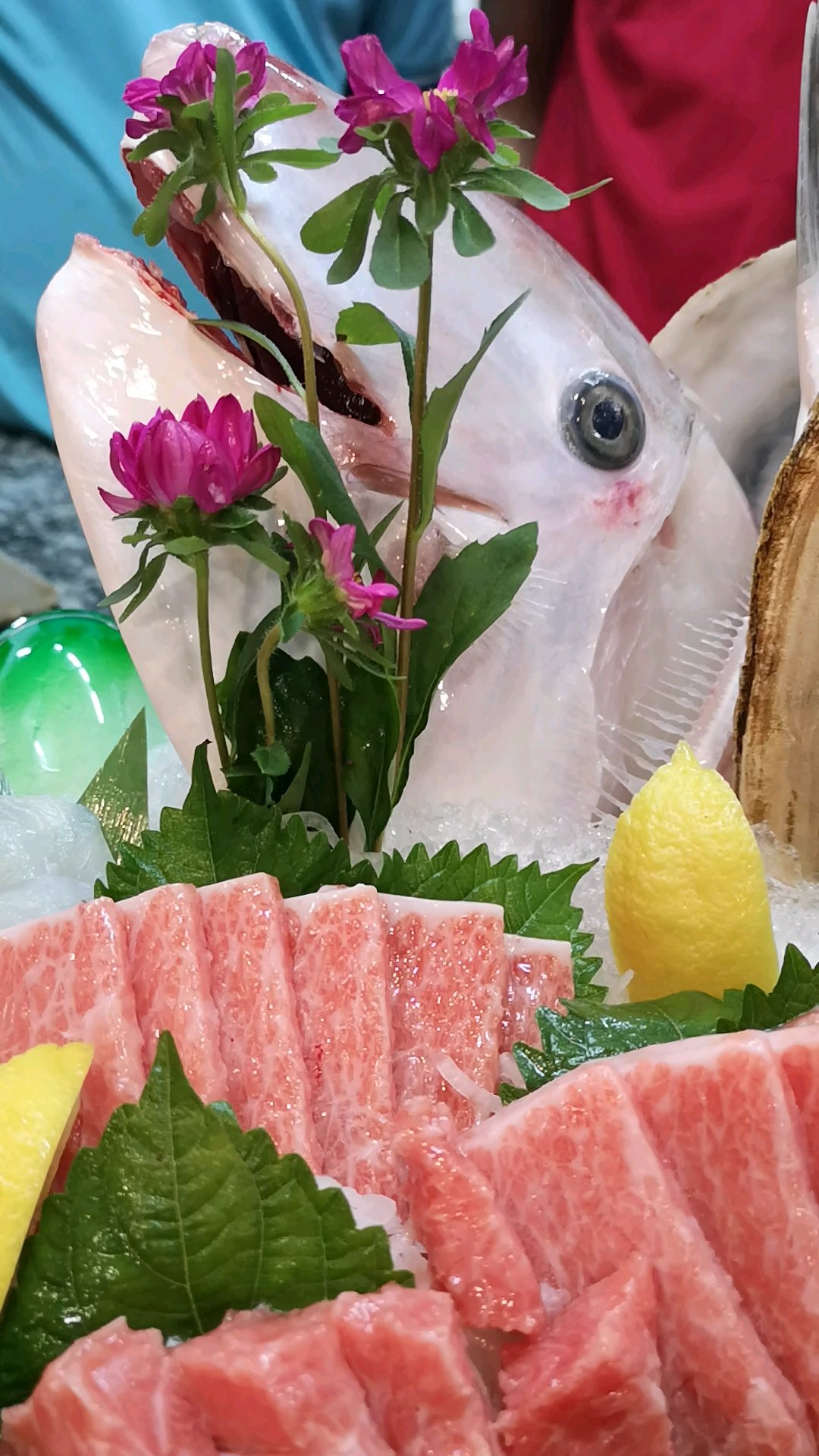 游水剥皮牛、象拔蚌、蓝鳍金枪超A拖、红酒鹅肝、蓝莓鹅肝刺身拼盘!