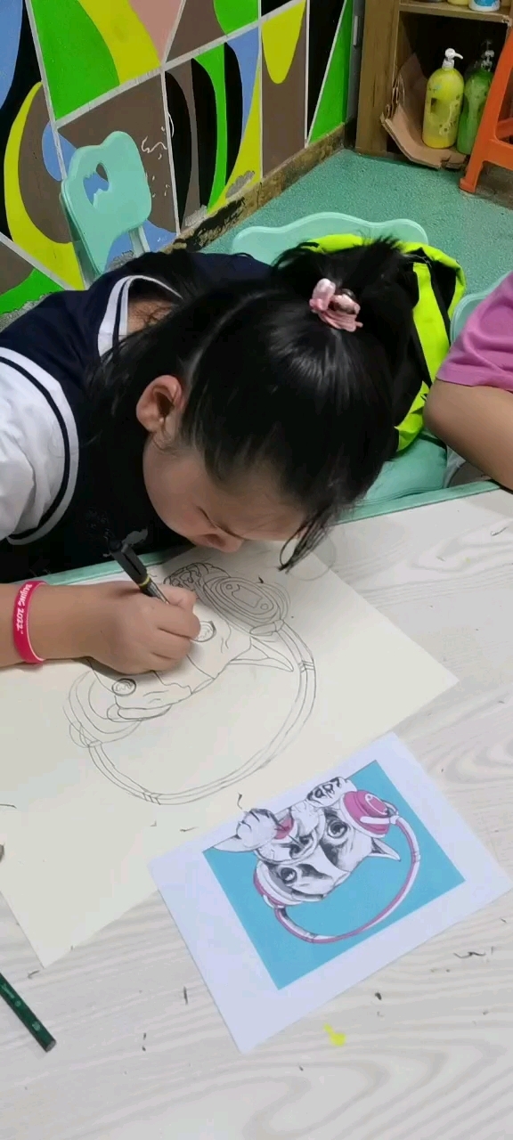 经过大叶植物、昆虫写生后,孩子们今天开始学习线描画狗狗,不同角度的准确造型还是有一定难度,