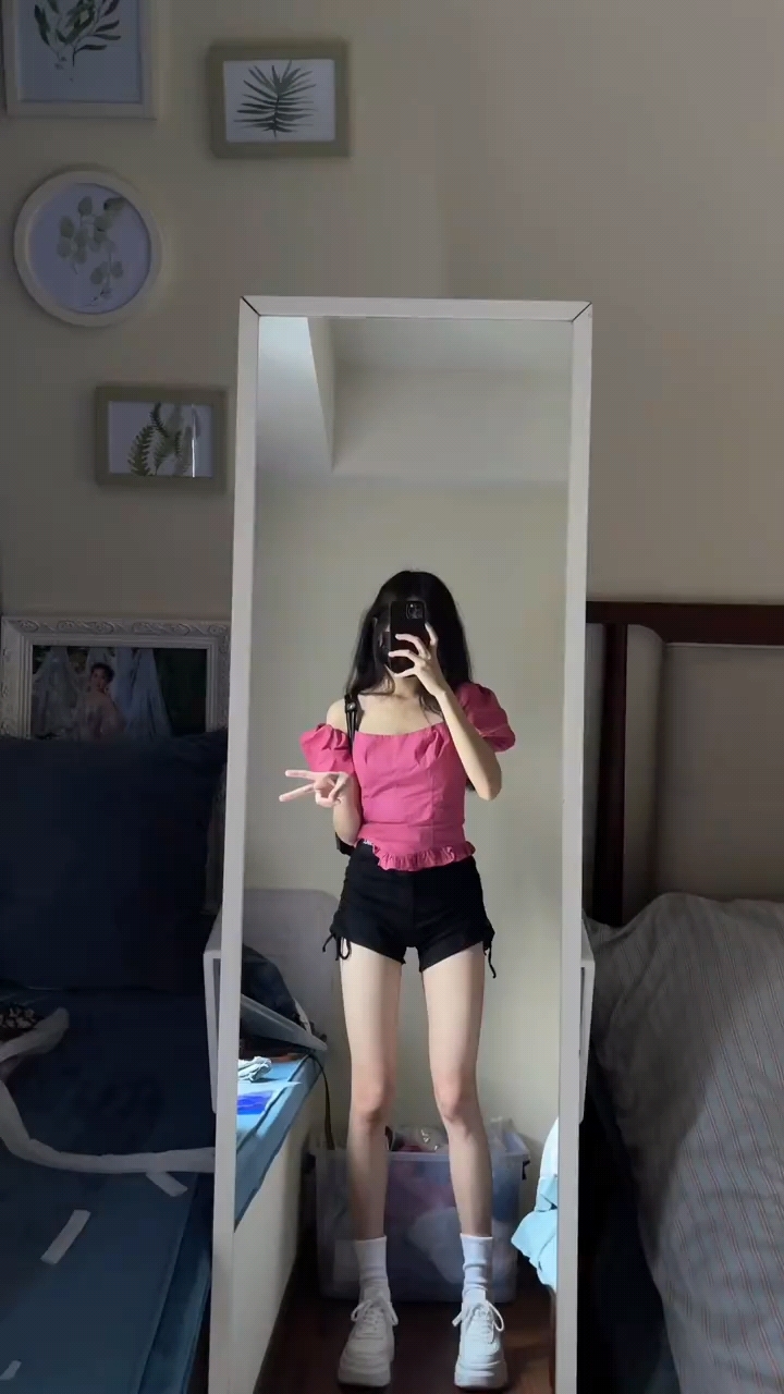 #日常穿搭#  ????整体风格: 小辣妹风格又不夸张但是很有感觉 ????单品推荐: 这个粉红色小上